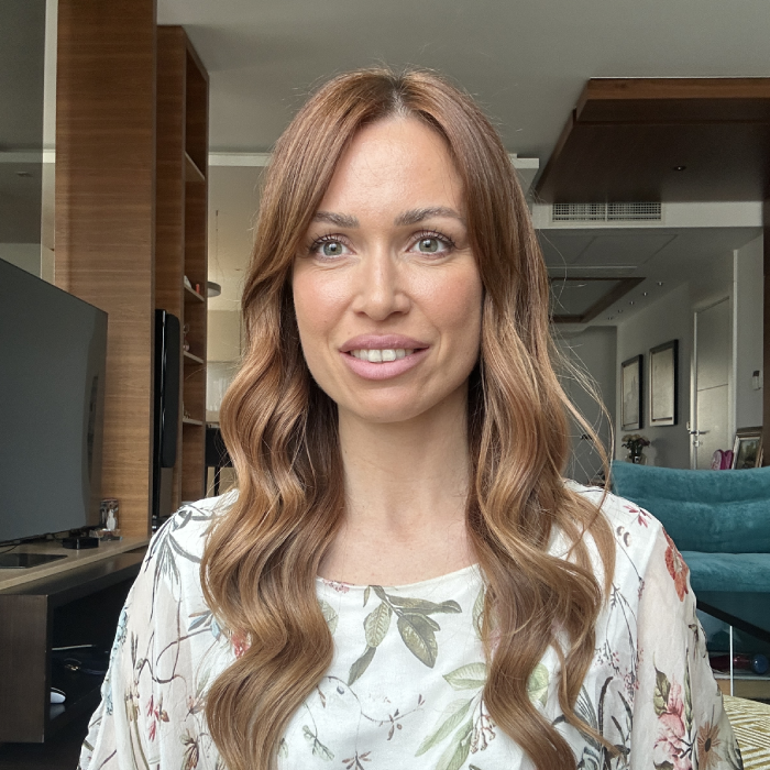 Portrait of a satisfied woman giving her opinion on coaching with relationship coach Aneta Mildiani.