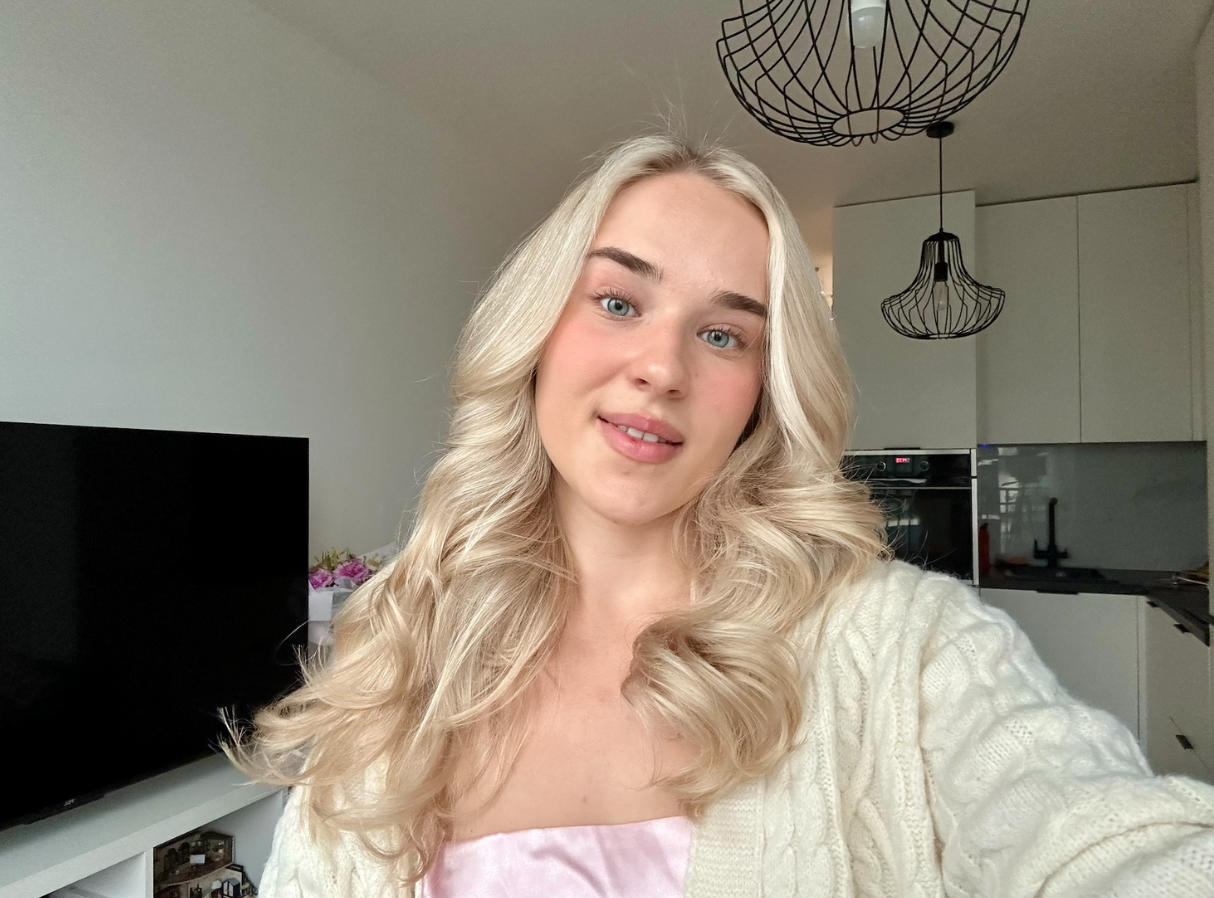 A testimonial photo of a smiling client, happy after a love coaching session with Aneta Mildiani.