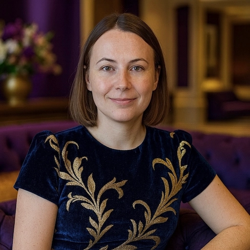 A client with a decisive smile, giving a strong review. She asserts that Aneta Mildiani's e-book provided the ultimate strategic advantage in her quest for lasting love.