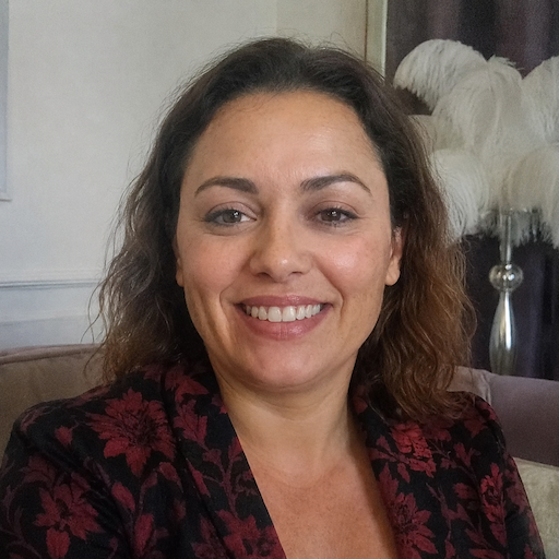 A radiant woman’s testimonial for Aneta Mildiani. Her smile is the visual evidence of a successful transformation in her relationship with the aid of the e-book.