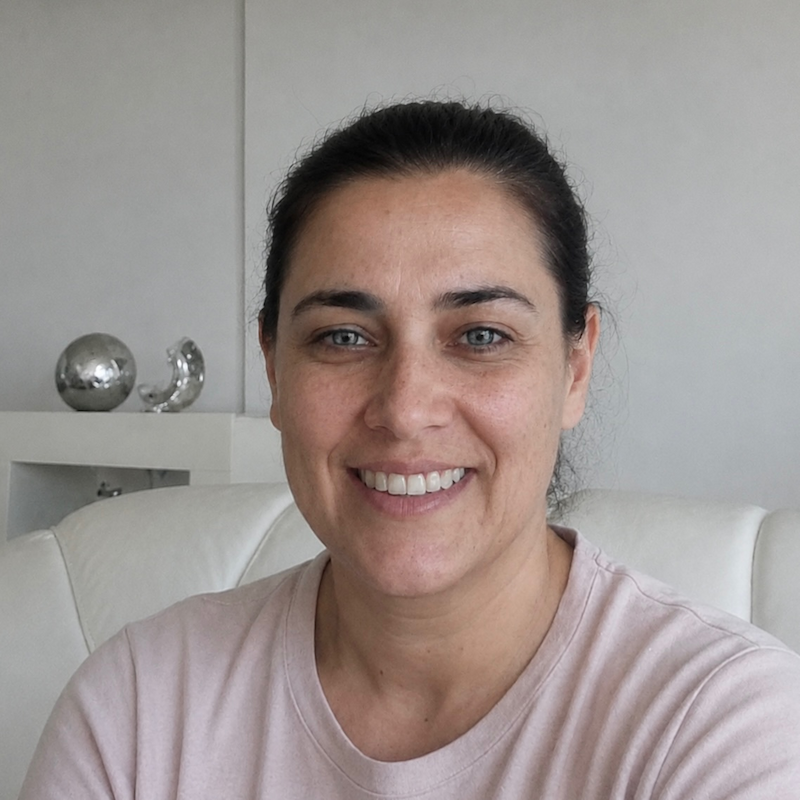 A radiant woman’s testimonial for Aneta Mildiani. Her smile is the visual evidence of a successful transformation in her relationship with the aid of the e-book.