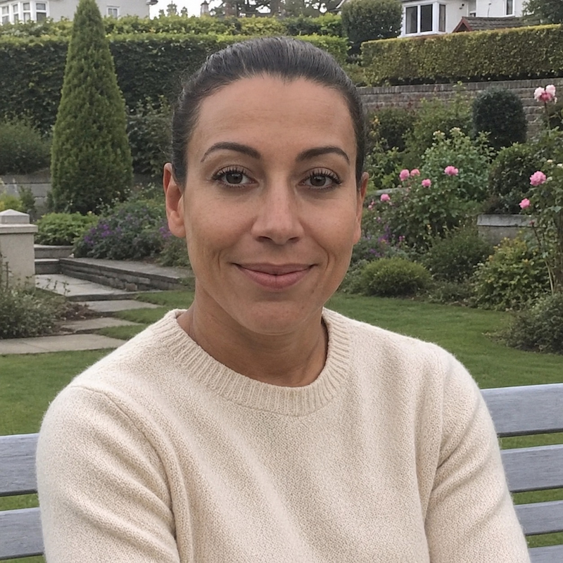 A radiant woman’s testimonial for Aneta Mildiani. Her smile is the visual evidence of a successful transformation in her relationship with the aid of the e-book.