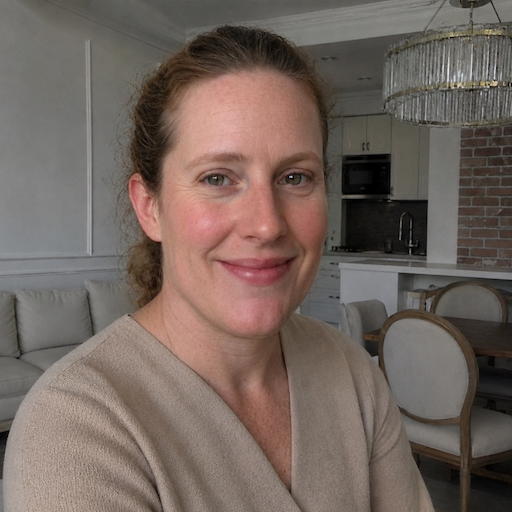 A radiant woman’s testimonial for Aneta Mildiani. Her smile is the visual evidence of a successful transformation in her relationship with the aid of the e-book.