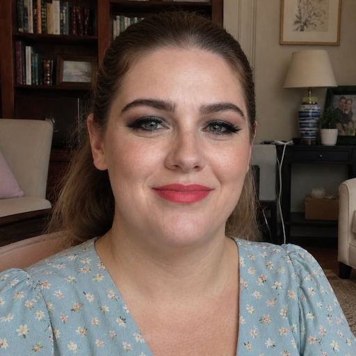 A radiant woman’s testimonial for Aneta Mildiani. Her smile is the visual evidence of a successful transformation in her relationship with the aid of the e-book.