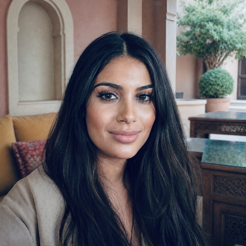 A radiant woman’s testimonial for Aneta Mildiani. Her smile is the visual evidence of a successful transformation in her relationship with the aid of the e-book.