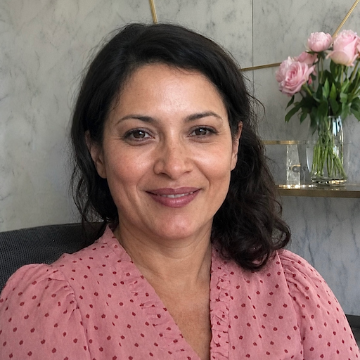 A radiant woman’s testimonial for Aneta Mildiani. Her smile is the visual evidence of a successful transformation in her relationship with the aid of the e-book.