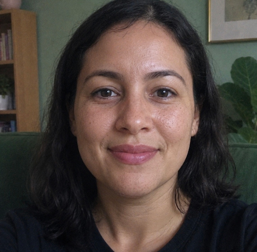 A radiant woman’s testimonial for Aneta Mildiani. Her smile is the visual evidence of a successful transformation in her relationship with the aid of the e-book.