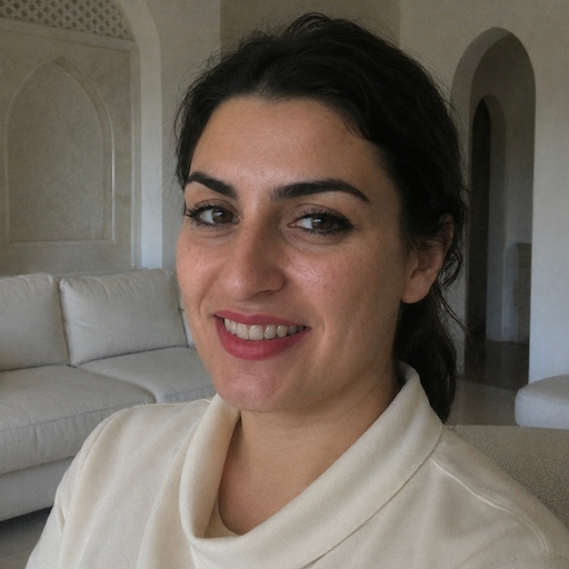 A radiant woman’s testimonial for Aneta Mildiani. Her smile is the visual evidence of a successful transformation in her workshop.
