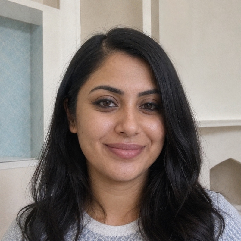 A radiant woman’s testimonial for Aneta Mildiani. Her smile is the visual evidence of a successful transformation in her relationship with the aid of the e-book.