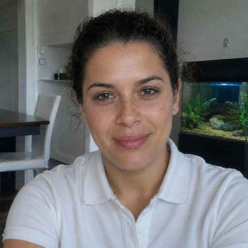 A radiant woman’s testimonial for Aneta Mildiani. Her smile is the visual evidence of a successful transformation in her relationship with the aid of the e-book.
