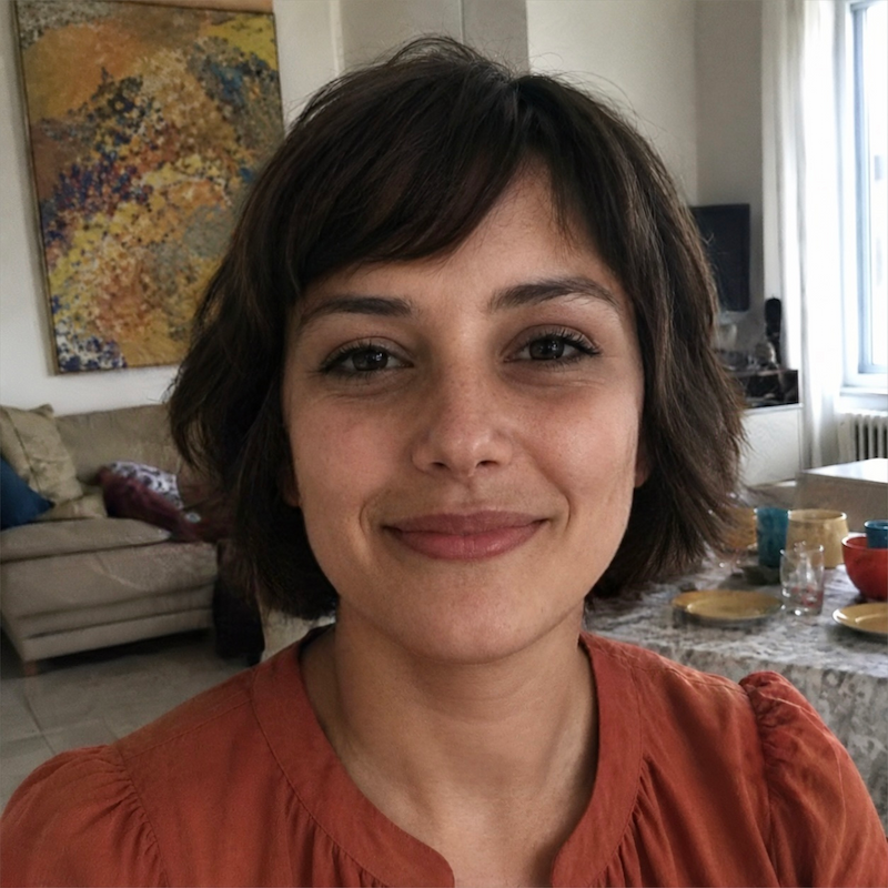 A radiant woman’s testimonial for Aneta Mildiani. Her smile is the visual evidence of a successful transformation in her relationship with the aid of the e-book.