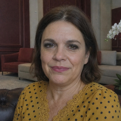 A radiant woman’s testimonial for Aneta Mildiani. Her smile is the visual evidence of a successful transformation in her relationship with the aid of the e-book.