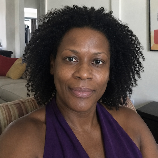 A radiant woman’s testimonial for Aneta Mildiani. Her smile is the visual evidence of a successful transformation in her workshop.