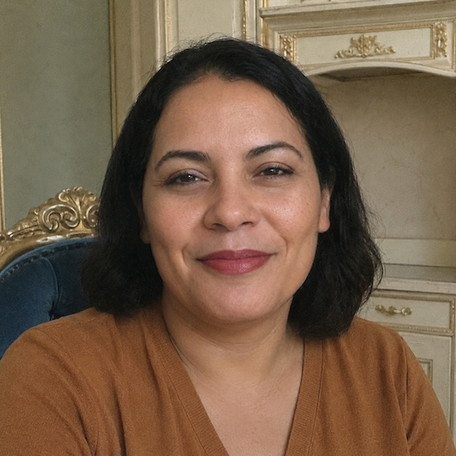 A radiant woman’s testimonial for Aneta Mildiani. Her smile is the visual evidence of a successful transformation in her workshop.