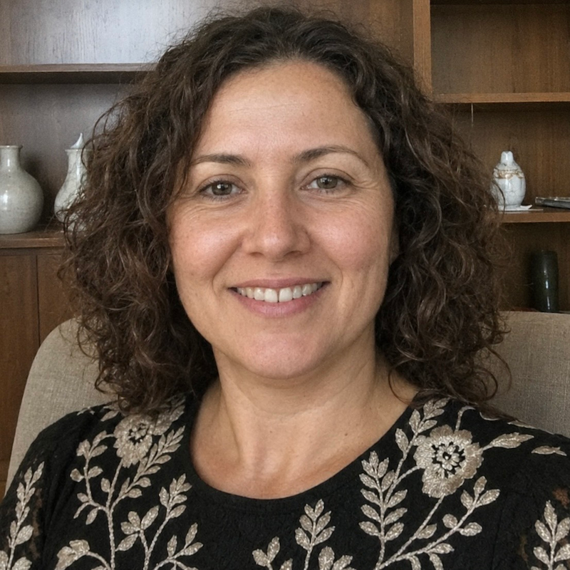 A radiant woman’s testimonial for Aneta Mildiani. Her smile is the visual evidence of a successful transformation in her relationship with the aid of the e-book.