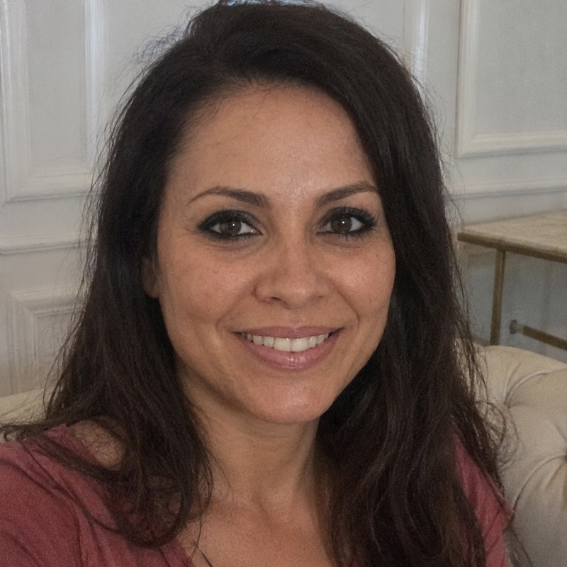A radiant woman’s testimonial for Aneta Mildiani. Her smile is the visual evidence of a successful transformation in her relationship with the aid of the e-book.
