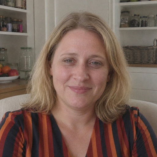 A radiant woman’s testimonial for Aneta Mildiani. Her smile is the visual evidence of a successful transformation in her relationship with the aid of the e-book.