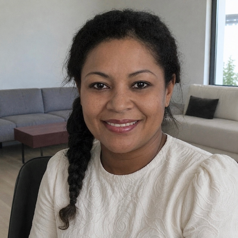 A radiant woman’s testimonial for Aneta Mildiani. Her smile is the visual evidence of a successful transformation in her relationship with the aid of the e-book.